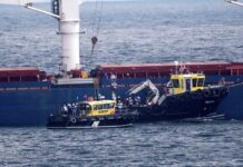 Руски товарен брод запленет во Шведска: Сопственикот е под санкции, обвинет за транспорт на оружје за војна против Украина