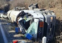 Целосен прекин на сообраќајот Струга–Ќафасан: Превртена цистерна на патот/ФОТО