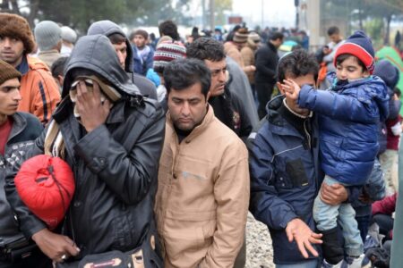 ВЛАСТА И ОПОЗИЦИЈАТА СЕ ПРЕПУКУВААТ – МАРШРУТАТА СИ ВРВИ: Мицкоски и Филипче во мигрантска војна, дома шверцот го водат и странски државјани