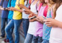 Од септември 2026 година: Франција ги забранува социјалните медиуми за деца помлади од 15 години