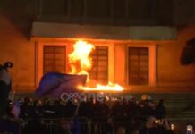 Напнато во Албанија: Демонстрантите се обидоа да ја запалат канцеларијата на Рама со молотови коктели/ВИДЕО