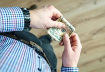 Македонските работници испраќаат дома близу половина милијарда долари