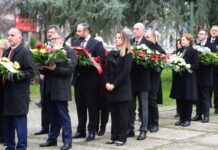 Положување цвеќе пред споменикот на Свети Климент Охридски во Скопје по повод 8 декември/ФОТО