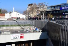 ФОТОВЕСТ: Мини депониите стигнаа и на надвозникот кај плоштадот „Скендер бег“