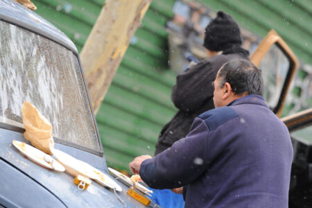 Две кошници, едно прашање – со колку навистина може да се живее?