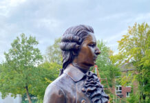 За божиќните празници: Необична кражба – од статуата на Гете во Хамбург останаа само чевлите