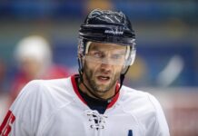 Млад хокеар се бори за живот