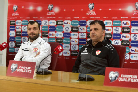 ФФМ ја подели нацијата, а Пандев да земе часови по македонски јазик