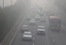 Индија во борба со загадувањето го ограничува бројот на возила и воведува работа од дома