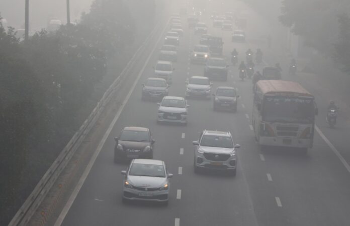 Air quality worsens to the 'hazardous' category in Delhi