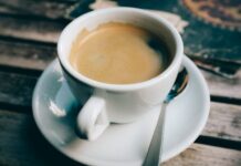 Чудотворна состојка: Наместо млеко или шеќер, секогаш додавајте го ова во кафето и килограмите ќе се топат