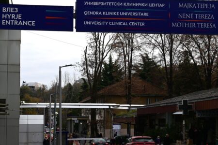 Крај на хаосот со паркингот на Клинички!