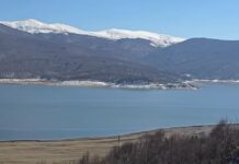 Мал авион се урна во Мавровското езеро, едно лице повредено