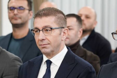 ПРЕПУКУВАЊАТА ОКОЛУ МИГРАНТИТЕ НЕ ЗАПИРААТ: Мицкоски бара Обвинителството да се позанимава со СДСМ поради ширење паника и страв