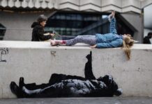 Во пресрет на Божиќ: Во Лондон осамна нов мурал на таинствениот уличен уметник Бенкси