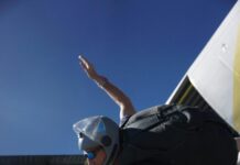 Неверојатна случка на 4.500 метри висина: Падобранец се заплеткал во крилото на авионот, снаодливоста го спасила/ВИДЕО