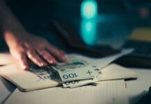 Пари со нафталин запалија банка во Бугарија