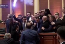 Димни бомби и тепачка во парламентот на Албанија/ВИДЕО