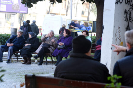 Пензионерите и студентите ќе можат да бидат ангажирани шест месеци, по тоа пак ќе работат на црно