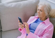 Баба од Данска објавила фотографии од раѓањето на внукот на „Фејсбук“ – сега се соочува со условна затворска казна, по пријава од ќерката