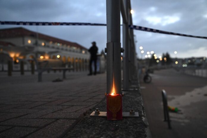 11 killed, including one gunman, in shooting incident at Sydney's Bondi Beach