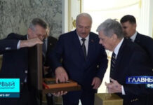 Лукашенко испрати подароци: Икона за Трамп, накит за Меланија