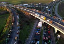 Грција во блокада: Земјоделците ги интензивираат протестите, се затвораат патишта и граници