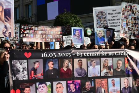 Родителите на загинатите во “Пулс“ дојдоа со транспарент пред судницата: „63 сенки ќе ве следат, секој поглед бара ПРАВДА“