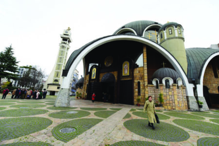 „СВЕТИ КЛИМЕНТ ОХРИДСКИ“ – ЖИВИ СВЕДОШТВА ЗА СИМБОЛОТ НА СКОПЈЕ ОД ИЗГРАДБАТА, ПА ДО ДЕНЕС: Во Соборниот храм се собра сета народна љубов кон првиот македонски епископ!