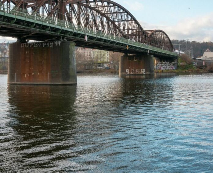 reka voda most pexels