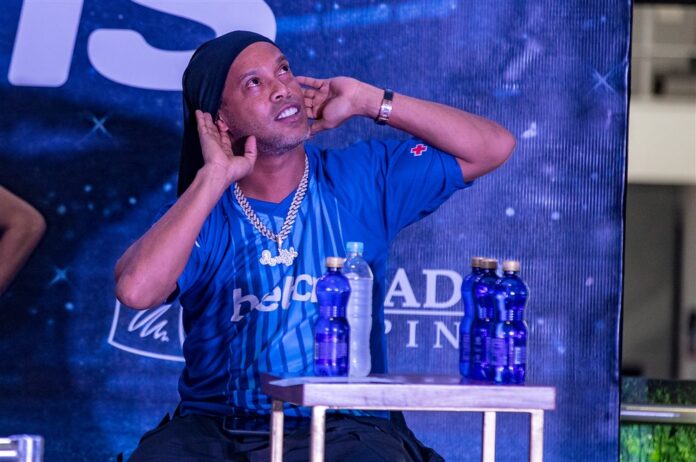 Ronaldinho stirs up a Quito shopping center when attending a soccer contest