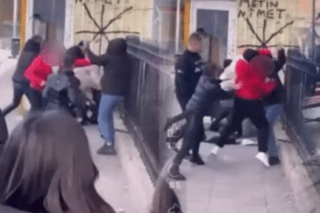 Тепачка во училишен двор во Сарај: Малолетници брутално претепале свои соученици