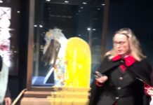 Инцидент во срцето на Англија и ОК: Принудно е затворена Лондонската кула откако демонстранти оштетија витрина со државната круна/видео