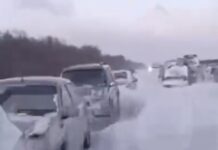 Снежна бура во Русија создаде целосен хаос на патиштата – 148 лица евакуирани од блокиран автопат/видео