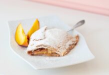 Французите имаат уникатен начин за правење штрудла со јаболка: Додаваат две состојки кои на десертот му даваат посебен шмек/ВИДЕО