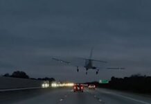 Камера снимила неверојатно слетување на авион врз автомобил/ВИДЕО