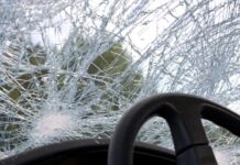 Четириесет и четиригодишник од Градско излетал од коловозот со автомобил кај мостот на Црна Река и се здобил со тешки повреди