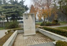 Осум месеци никој не го обновува споменикот на децата бегалци