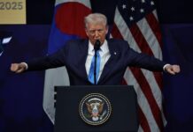 Празнична честитка од Трамп: Среќен Божиќ на сите, вклучително и на „радикалниот левичарски олош“