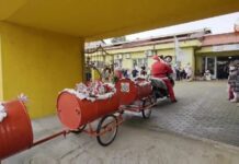 Дедо Мраз на мотор им подели пакетчиња на децата од градинките во Велес