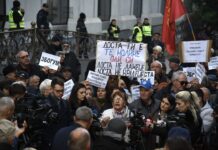 Пензионерите во одбрана на линеарното пресметување на пензиите протестираат пред Уставен/ФОТО