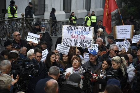 Пензионерите во одбрана на линеарното пресметување на пензиите протестираат пред Уставен/ФОТО