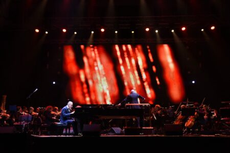 Симон Трпчевски прославува 25 години плодна кариера со топла, заводлива и неодолива новогодишна латино-музичка идила/ФОТОГАЛЕРИЈА