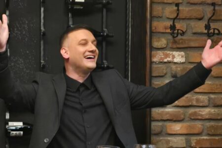 Македонската песна е мојот знак на препознатливост, јас сум горд Македонец – свој на своето!