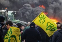 Полицијата фрли солзавец врз земјоделците во Брисел за време на протест против спорниот трговски договор