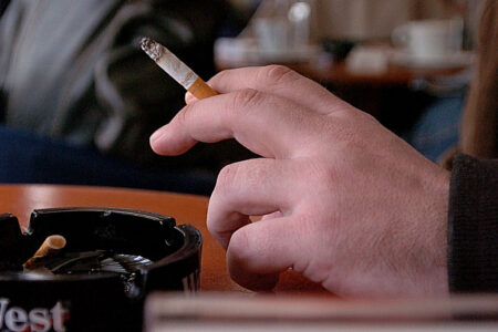 Македонија со најстрог закон за пушењето: крај на чадот на јавните места