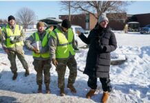 Во обид да ја смират ситуацијата во Минесота, гардисти делат пијалаци и крофни на протестите против ИЦЕ