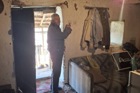 Куќата на дедо Драги светна по осум години мрак, струјата му донесе надеж, топлина и достоинство