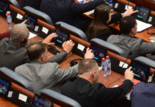 ГЛАСАЊЕ НА БРЗА ЛЕНТА ВО МАКЕДОНСКОТО СОБРАНИЕ: Бојан Маричиќ нов шеф на ДИК, КЗ со нови санкции за функционерите, два наместо три нови члена во антидискриминациска…