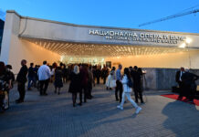 Бабата и внуката купуваат поевтин билет, а мајката и таткото одат на претстава?!